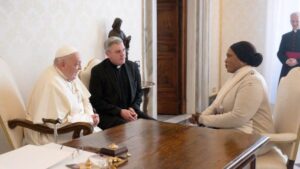 Lire la suite à propos de l’article Vatican: Fifi Masuka, gouverneure du Lualaba, chez le Pape François