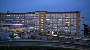 Lire la suite à propos de l’article Stable dans un tableau complexe, le Pape a alterné travail, prière et repos