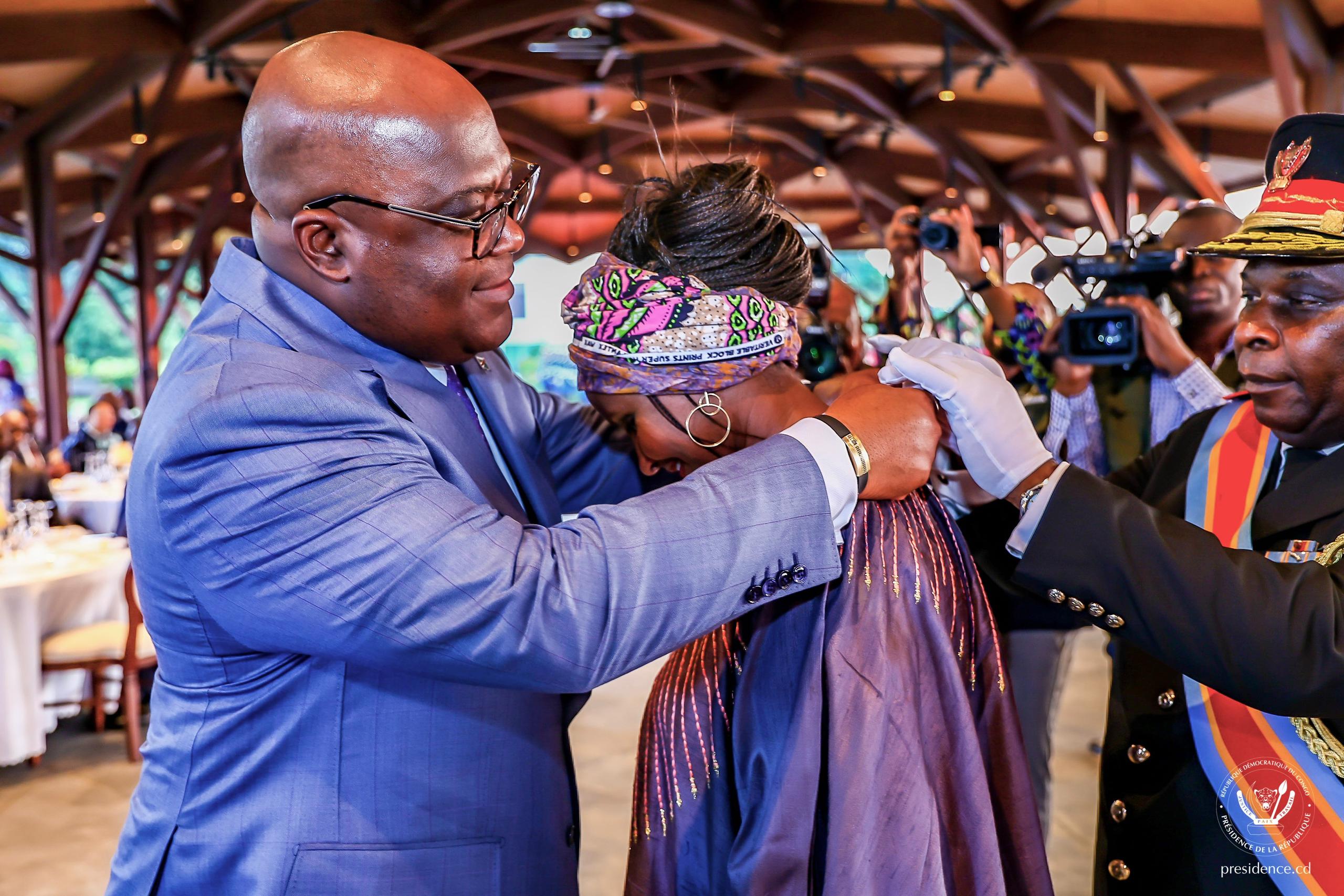 F. Tshisekedi décore Mme Safia Ibrahim‐Netter de l&rsquo;AFD pour son implication dans des projets de développement en RDC