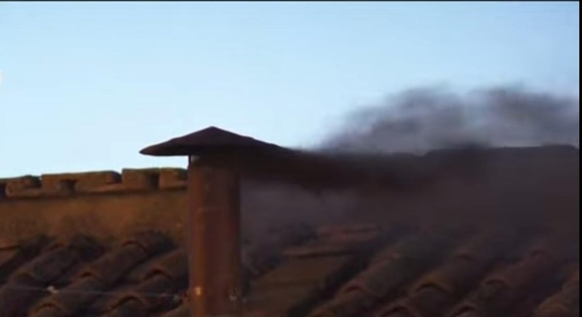 Election du pape: une première fumée noire depuis la cheminée de la chapelle Sixtine
