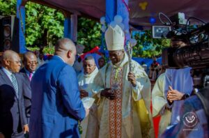 Lire la suite à propos de l’article CENCO: le Chef de l’État offre un véhicule utilitaire au nouvel évêque de Molegbe pour soutenir sa pastorale