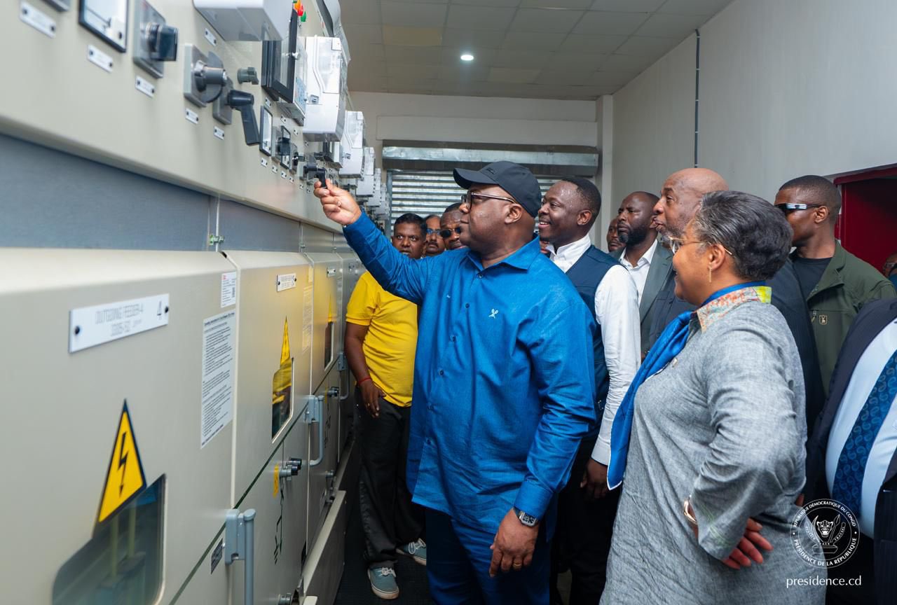 You are currently viewing Le président Félix Tshisekedi met en marche, à Kikwit, le réseau de distribution électrique de la centrale de Kakobola