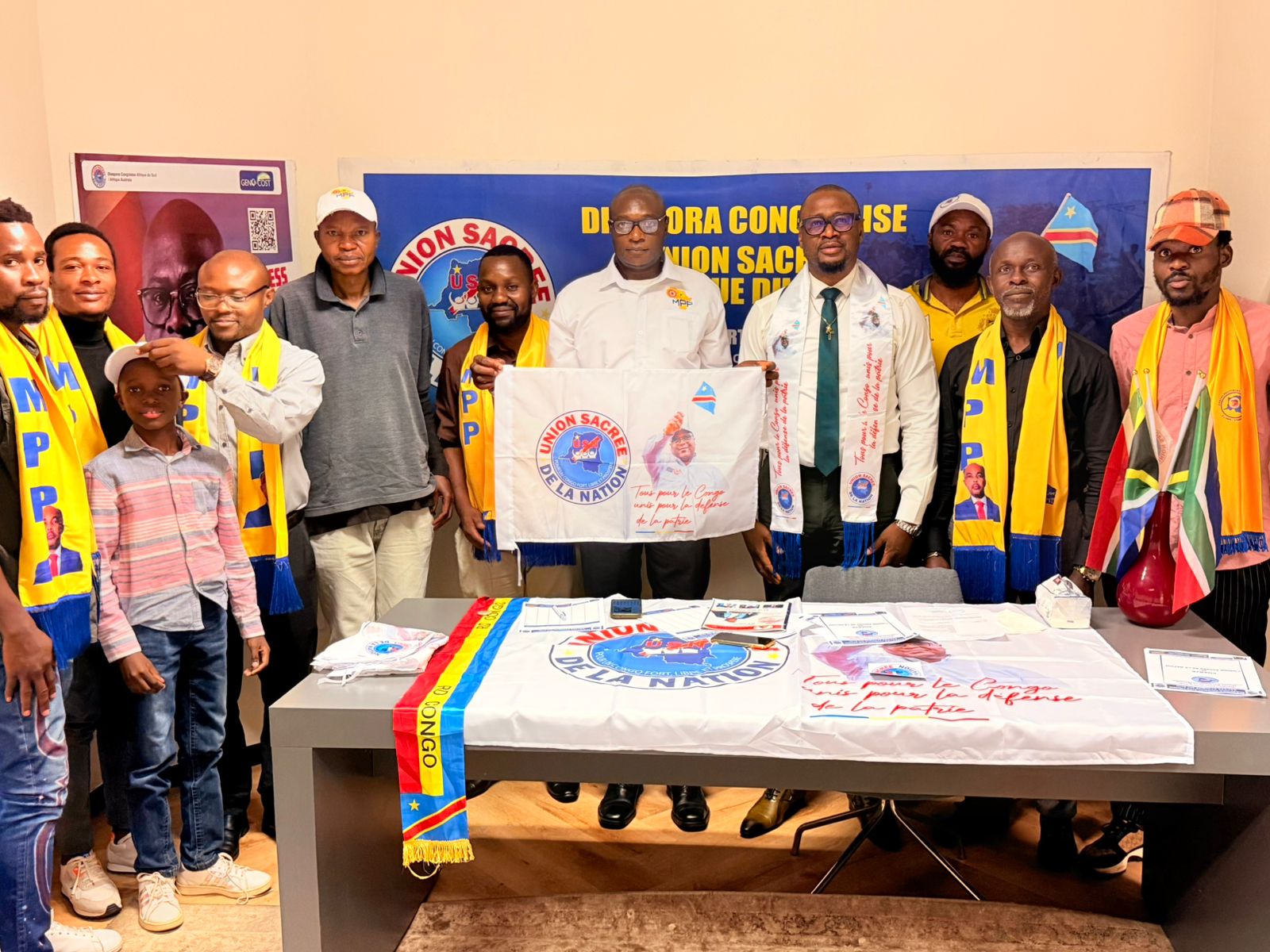 Lire la suite à propos de l’article Retour, en images, sur la cérémonie d&rsquo;adhésion à l&rsquo;Union sacrée section Afrique du Sud, des membres du MPP à Johannesburg (communication)