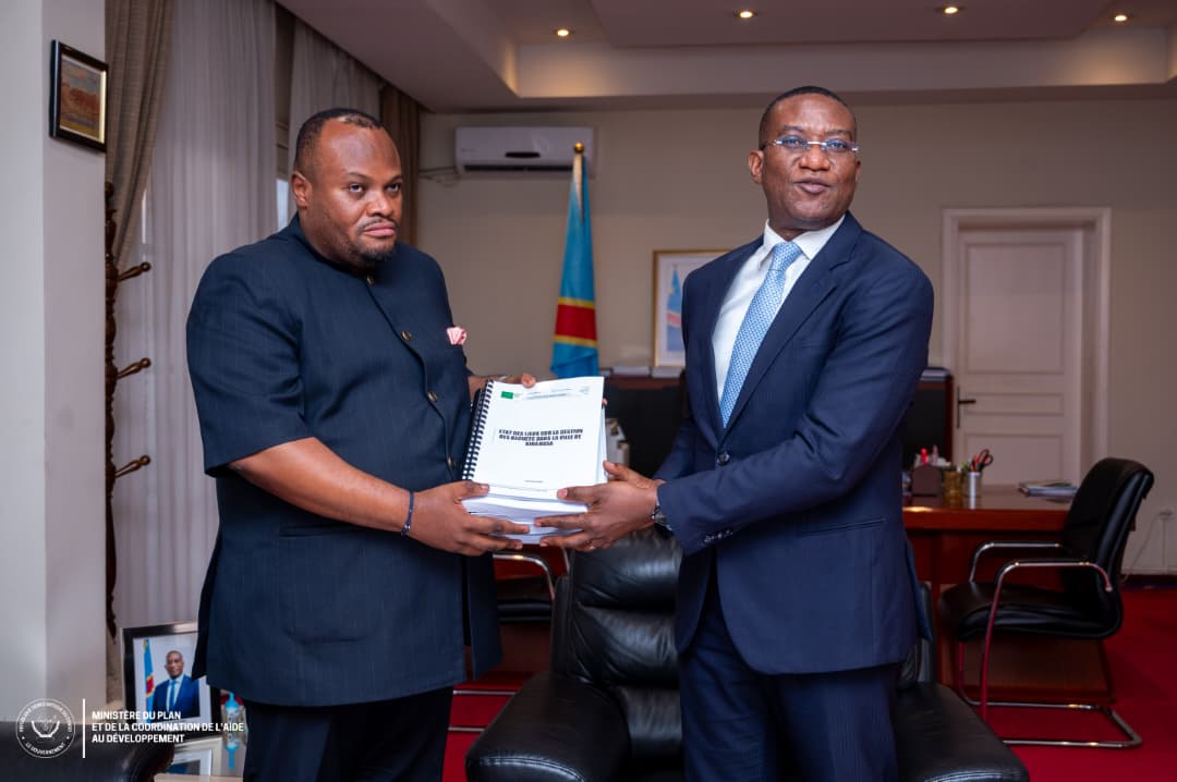 Assainissement de Kinshasa: un rapport final du projet de gestion intégrée des déchets remis au ministre d&rsquo;Etat Guylain Nyembo