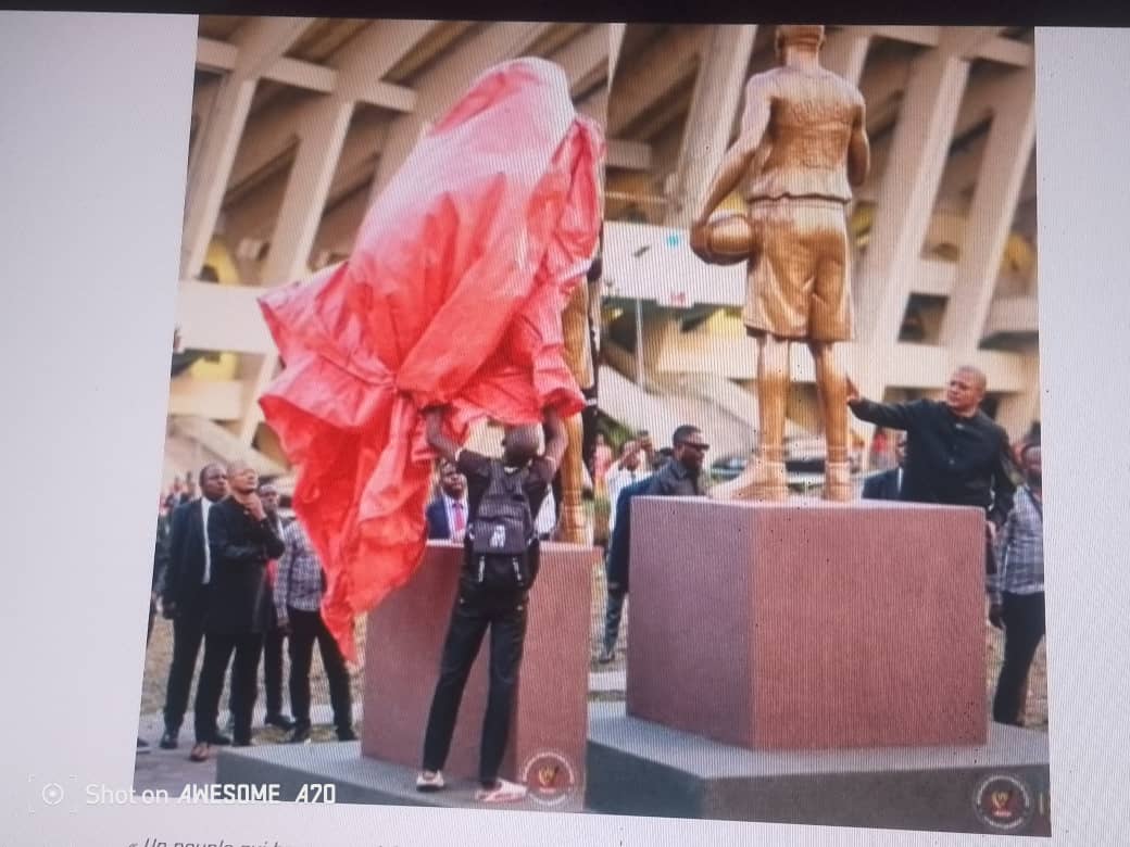 La RDC immortalise Ndaye Mulamba (football) et Mutombo Dikembe (basketball) avec l&rsquo;érection de leurs statues au Stade des Martyrs