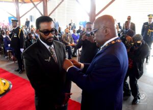 Élevé au grade de Chevalier de l&rsquo;Ordre National des Léopards, le chanteur Fally Ipupa a été décoré par le Chef de l&rsquo;État