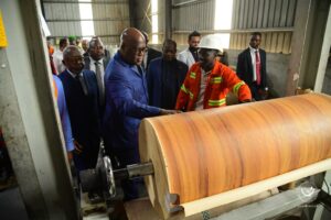 A Libreville, le Président Félix-Antoine Tshisekedi visite la zone industrielle spéciale de Nkok pour s&rsquo;imprégner de l&rsquo;expérience gabonaise dans la filière bois