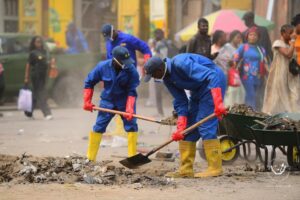 70 % des caniveaux ciblés, curés en deux mois par le Service national à Kinshasa, note la Task Force présidentielle